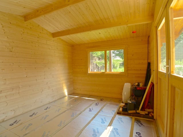 Insulated log cabin
