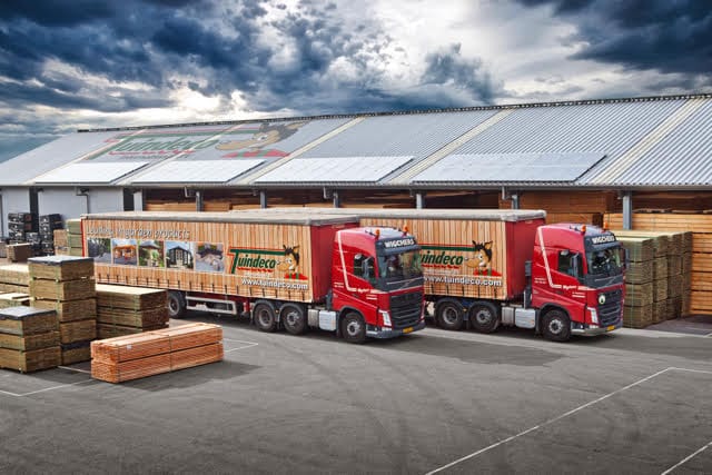Log cabin delivery takes place via an articulated lorry