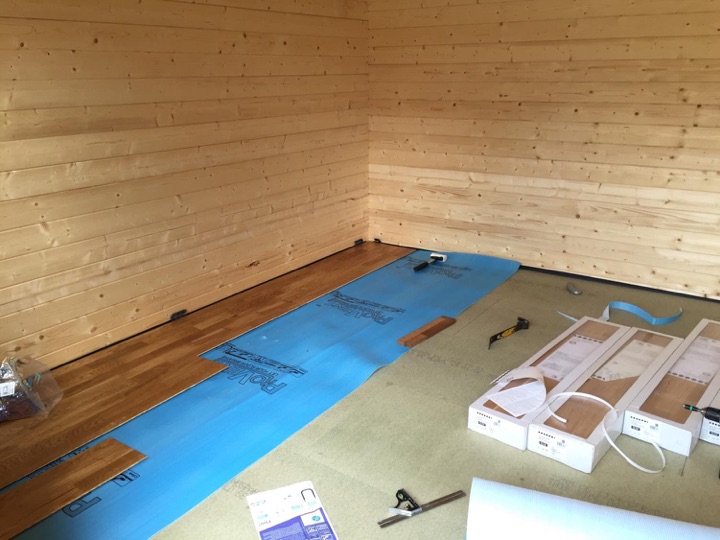 Whilst one of the cabins is purely a workshop, the other is a day/play room. As such, it gets an oak engineered wood floor. The base membrane is breathable to prevent warping due to different moisture levels between the P5 and the flooring.