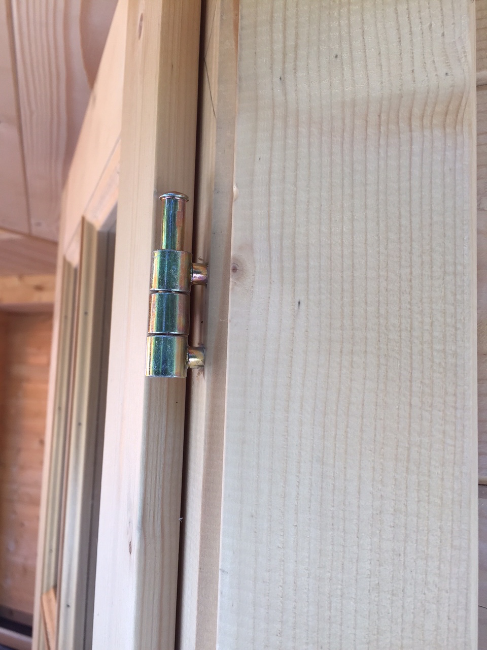 The hinge pins can be left loose while you carry out the adjustment of the hinges