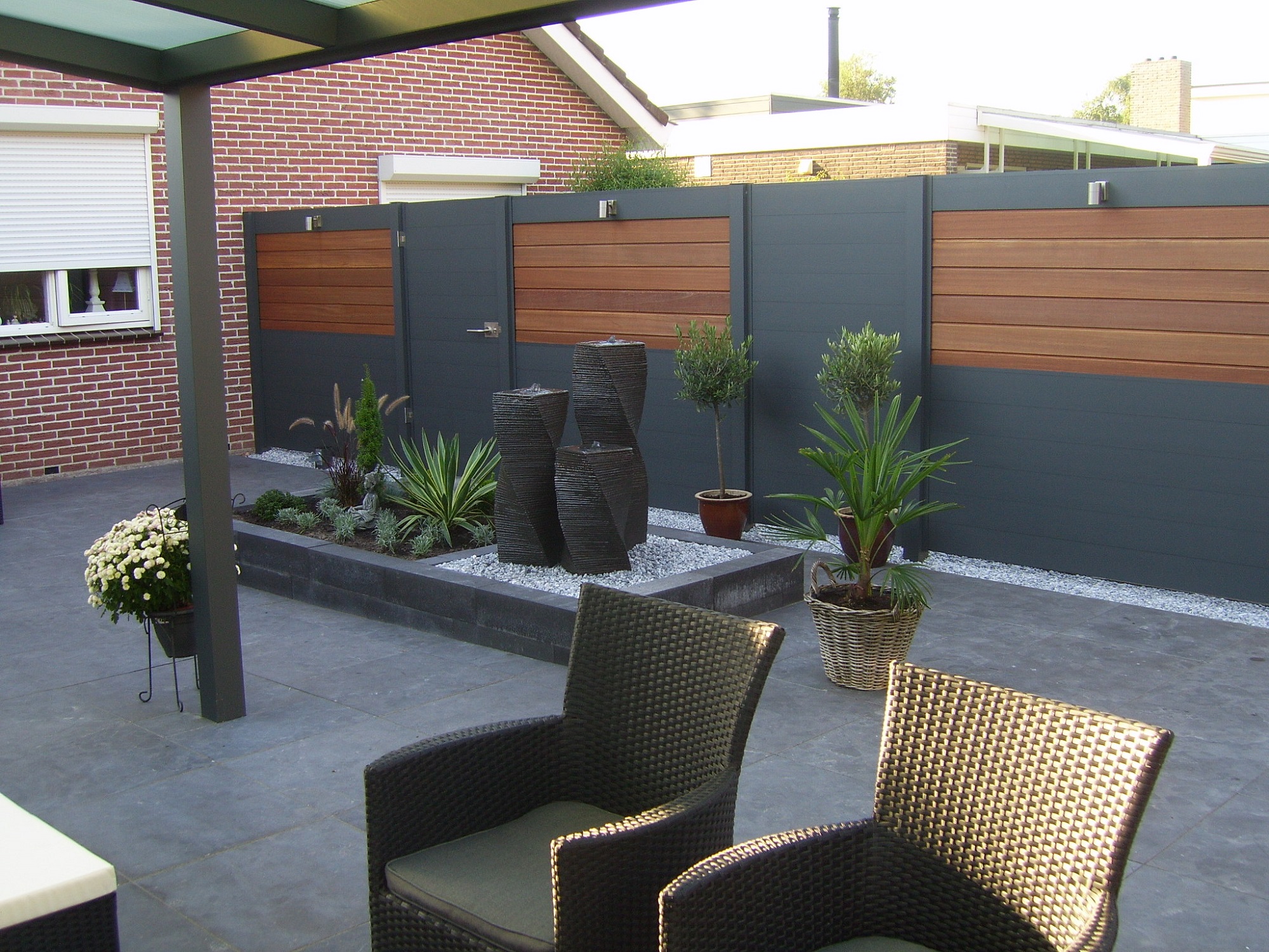 Fence-Made-From-Aluminium-and-hardwood-boards.jpg